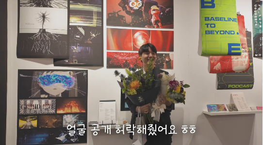 오연수가 자신을 쏙 빼닮은 26세 큰아들의 얼굴을 최초로 공개했다.사진=유튜브채널 ‘오연수’