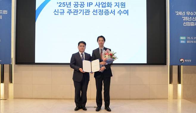 정영욱 광운대 산학협력단장(오른쪽)과 윤병수 한국특허전략개발원장./사진제공=광운대