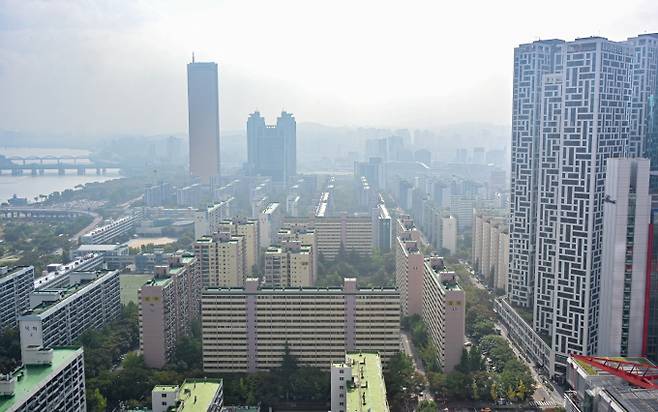 이재명 정부 출범 후 재건축·재개발 공급 확대 기대감으로 여의도 재건축 추진 단지가 1년 만에 7억~10억원 가까이 뛰었다. 사진은 서울 여의도 삼부아파트 모습. /사진=뉴스1