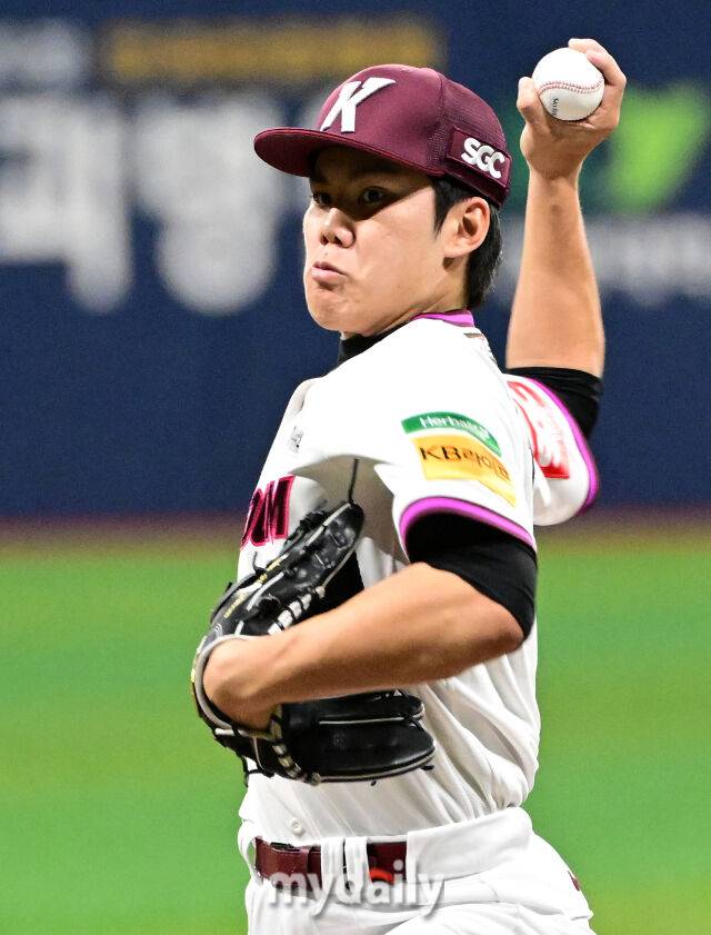 2025년 4월 23일 오후 서울 고척스카이돔에 진행된 '2025 신한 SOL뱅크 KBO 리그' 두산 베어스와 키움 히어로즈의 경기. 키움 선발투수 김윤하가 역투하고 있다./마이데일리