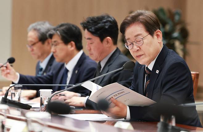 이재명 대통령이 9일 서울 용산 대통령실 청사에서 열린 비상경제점검 2차 태스크포스(TF) 회의에서 발언 중 회의 자료를 살피고 있다. 연합뉴스