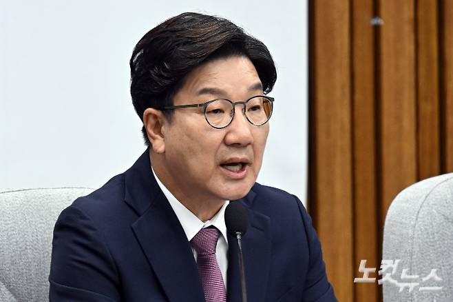 국민의힘 권성동 원내대표가 10일 서울 여의도 국회에서 열린 원내대책회의에서 발언을 하고 있다. 윤창원 기자