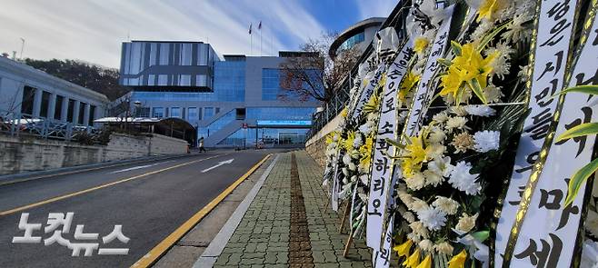김포시의회 청사 앞에 놓인 조화들. 박창주 기자