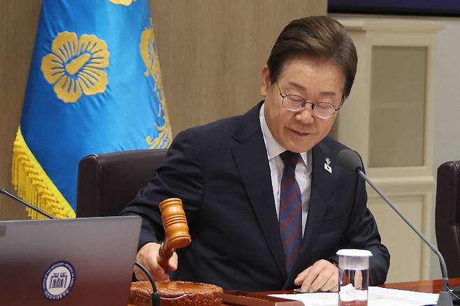 이재명 대통령이 10일 서울 용산 대통령실에서 국무회의를 주재하며 의사봉을 두드리고 있다. 연합뉴스
