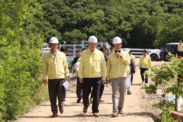 ▲하천정비사업이 진행 중인 전북 진안군 도통천 현장 점검에 나선 이한경 행정안전부 차관과 오택림 전북자치도 도민안전실장이 현장으로 이동하고 있다.ⓒ