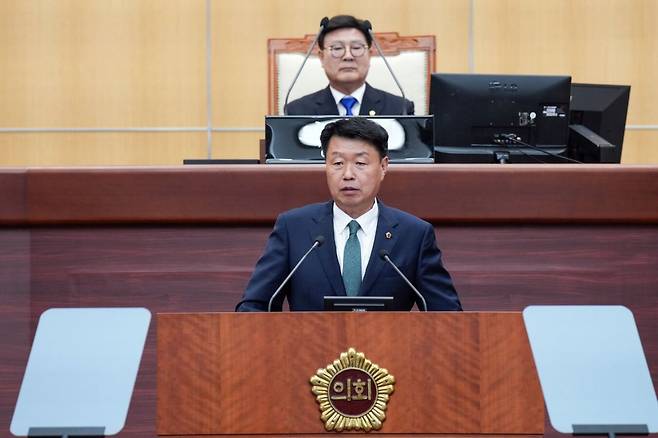 10일 열린 전북도의회 제1차 본회의에서 김동구 의원(군산2)이 ‘리박스쿨 출신 늘봄학교 강사 자격 박탈 및 진상규명 촉구 결의안’에 대해 제안설명을 하고 있다. 전북도의회 제공