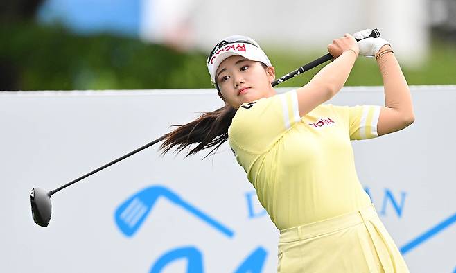 노승희가 지난 8일 강원도 원주시 성문안CC에서 열린 2025 셀트리온 퀸즈 노마스터즈 마지막 라운드에서 티샷을 친 뒤 타구를 바라보고 있다. LPGA 제공