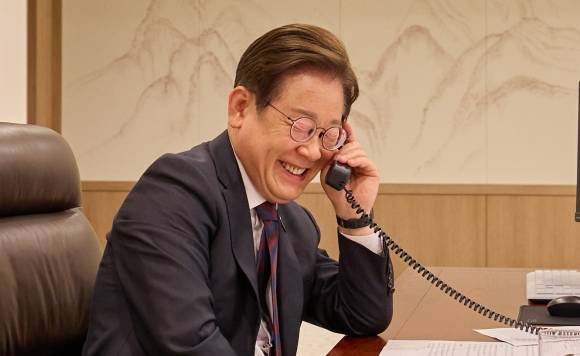 이재명 대통령이 10일 서울 용산 대통령실 청사 집무실에서 시진핑 중국 국가주석과 전화 통화를 하고 있다. 2025.6.10 대통령실 제공