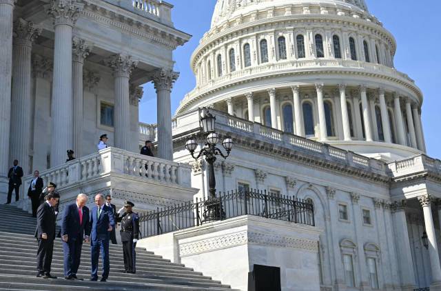 도널드 트럼프(가운데) 미국 대통령이 워싱턴DC 의회 계단에 서있는 모습. AFP연합뉴스