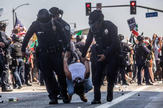 8일(현지 시간) 미국 캘리포니아주 로스앤젤레스에서 경찰이 시위자를 체포하고 있다. AFP연합뉴스