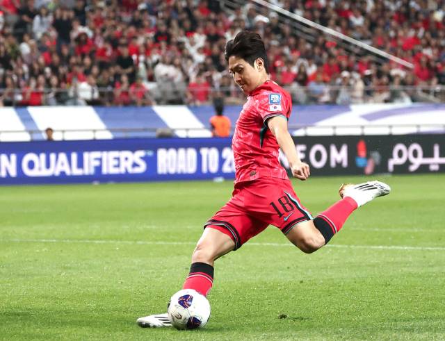 이강인이 10일 서울월드컵경기장에서 열린 2026 북중미 월드컵 아시아 3차 예선 최종전 쿠웨이트의 경기에서 추가 골을 넣고 있다. 연합뉴스