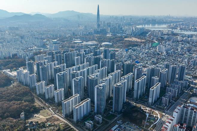 국토교통부는 10일 무순위 청약 신청 자격을 무주택자로 제한한 개정안을 이날부터 시행한다고 밝혔다. 사진은 서울 강동구 올림픽파크포레온 단지 모습 ⓒ 연합뉴스