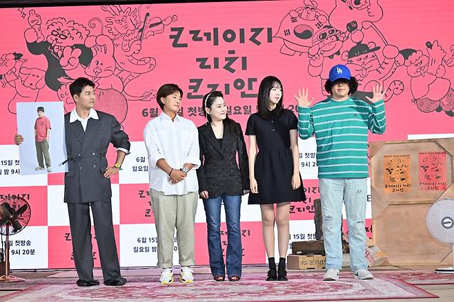 방송인 전현무(왼쪽부터) 박세리, 지휘자 장한나, 방송인 지예은, 이창수PD가 10일 오전 서울 여의도 KBS 별관에서 열린 KBS2 예능 ‘크레이지 리치 코리안’ 제작발표회에 참석해 포즈를 취하고 있다. 사진 KBS