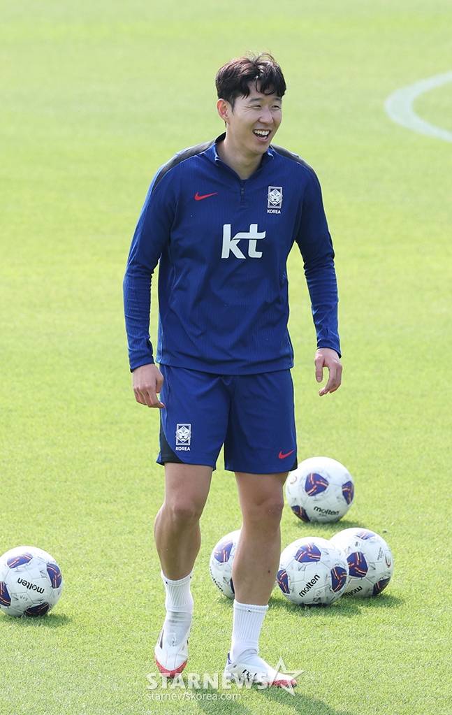 한국 축구대표팀이 2026 FIFA 북중미 월드컵 3차 예선 쿠웨이트와 조별리그 최종전을 앞두고 8일 오후 파주 NFC에서 훈련을 진행했다. 손흥민이 밝은 표정으로 훈련을 하고 있다. /사진=김진경 대기자