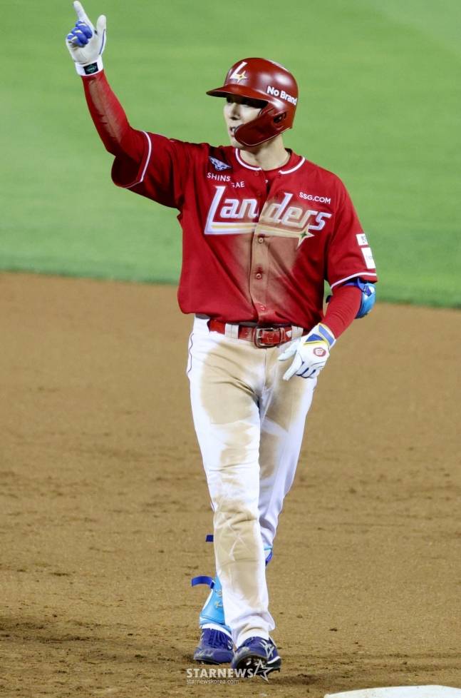 2025 신한 SOL Bank KBO리그 LG 트윈스 대 SSG 랜더스 경기가 10일 서울 잠실야구장에서 열렸다. SSG 김성욱이 8회초 1사 3루에서 1타점 적시타를 날리고 출루한 후 세리머니를 하고 있다. /사진=김진경 대기자