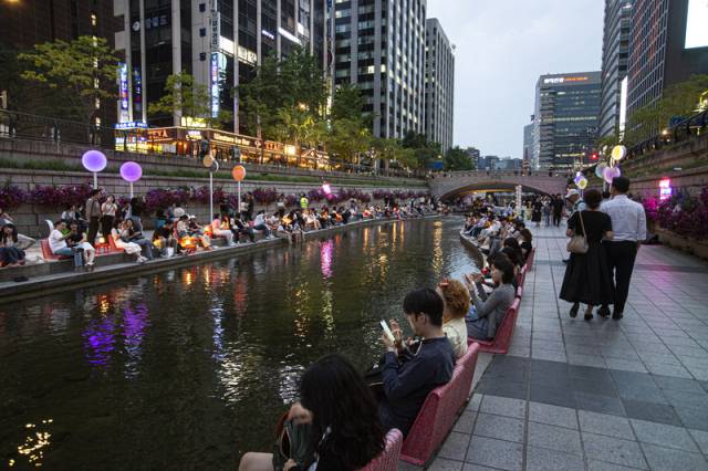 서울야외도서관의 청계천 독서존은 물이 흐르는 공간 특유의 분위기가 독특하다. 서울야외도서관 제공