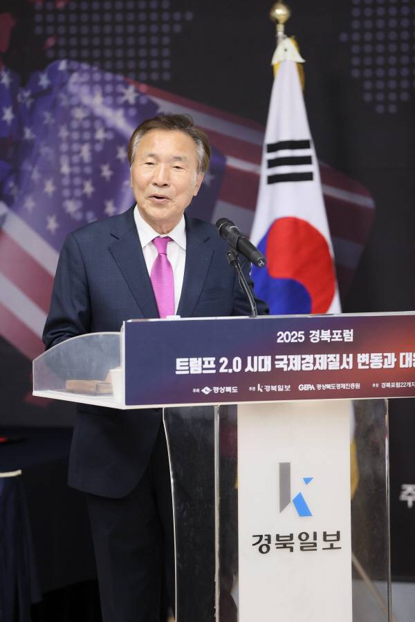손학규 前경기도지사.前보건복지부 장관이 11일 오후 구미시 IT의료융합기술센터에서 열린 2025 경북포럼 '트럼프 2.0 시대, 국제경제질서 변동과 대응전략' 에서 주제강연을 펼치고 있다. 정훈진 기자 jhj131@kyongbuk.com