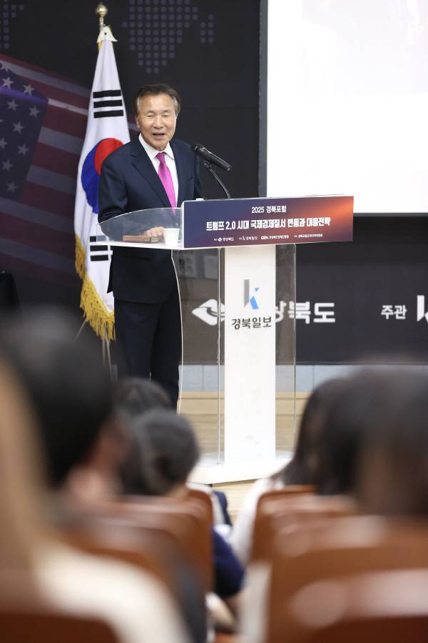 손학규 前경기도지사.前보건복지부 장관이 11일 오후 구미시 IT의료융합기술센터에서 열린 2025 경북포럼 '트럼프 2.0 시대, 국제경제질서 변동과 대응전략' 에서 주제강연을 펼치고 있다. 정훈진 기자 jhj131@kyongbuk.com