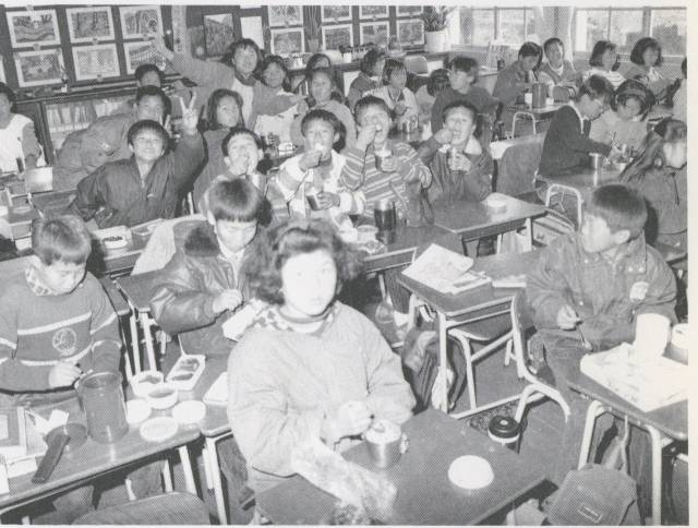 밀양 산외초등학교 학생들이 친구들과 점심을 먹으며 웃음꽃을 피우고 있다(연도 미상).