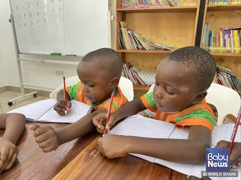 지역아동센터 아이들이 글씨 쓰기 연습에 한창이다. ⓒ월드쉐어