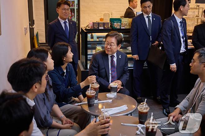 이재명 대통령이 10일 서울 용산구 대통령실 청사에서 점심 식사를 한 후 출입기자단과 '깜짝 티타임'을 갖고 있다. (대통령실 제공. 재판매 및 DB 금지) 2025.6.10/뉴스1 ⓒ News1 허경 기자