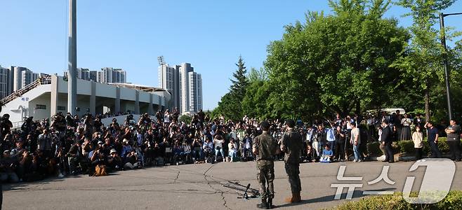 방탄소년단(BTS)의 정국과 지민(오른쪽)이 11일 오전 경기도 연천군 연천공설운동장에서 전역 인사를 하고 있다. ⓒ News1 권현진 기자