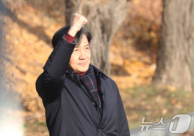 자녀 입시 비리와 청와대 감찰 무마로 징역 2년이 확정된 조국 전 조국혁신당 대표가 2024년 12월 16일 오전 수감을 위해 경기 의왕시 서울구치소로 들어가기 전 지지자들에게 인사를 하고 있다. 2024.12.16/뉴스1 ⓒ News1 김영운 기자