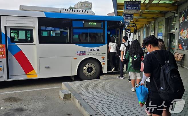 충북 진천군이 올해 1월부터 시행한 전 국민 무료버스를 이용하려는 승객이 줄을 서 있다.(진천군 제공, 재판매 및 DB금지)/뉴스1