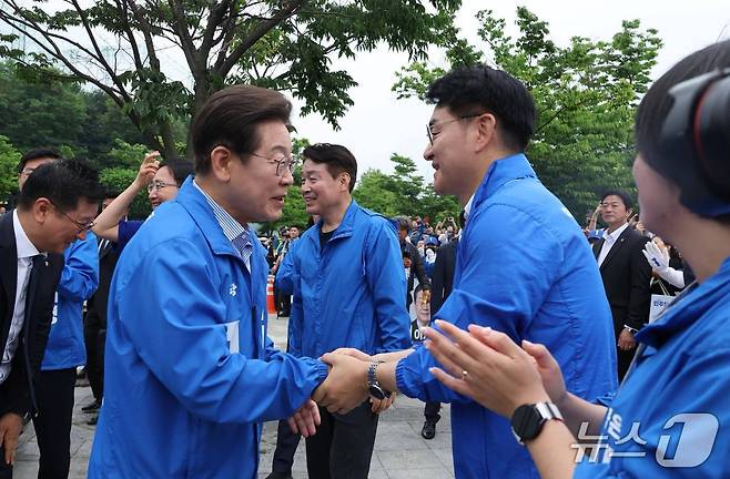지난 2일 이재명 더불어민주당 대선후보가 박용진 국민화합위원장 손을 잡으면 감사의 말을 하고 있다. (SNS갈무리) ⓒ 뉴스1