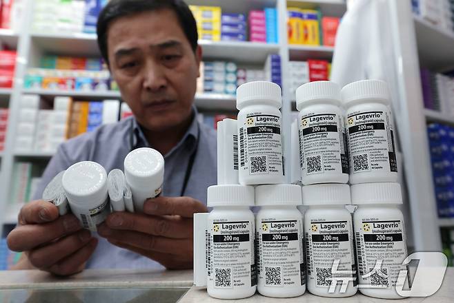 23일 오후 서울 종로구 코로나19 치료제 지정약국인 종로 열린약국에서 약국장이 코로나19 치료제 중 하나인 라게브리오를 정리하고 있다. 2025.5.23/뉴스1 ⓒ News1 박정호 기자