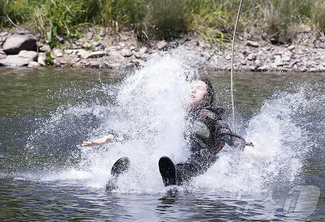 11일 국군간호사관학교 생도들이 전남 화순군 육군보병학교 동복유격훈련장에서 하천 하향횡단훈련을 하고 있다. 2025.6.11/뉴스1 ⓒ News1 김태성 기자