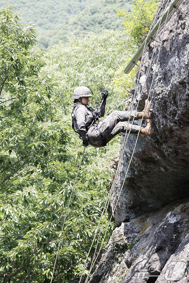 11일 국군간호사관학교 생도들이 전남 화순군 육군보병학교 동복유격훈련장에서 줄을 타고 암벽 하강을 하고 있다. 2025.6.11/뉴스1 ⓒ News1 김태성 기자