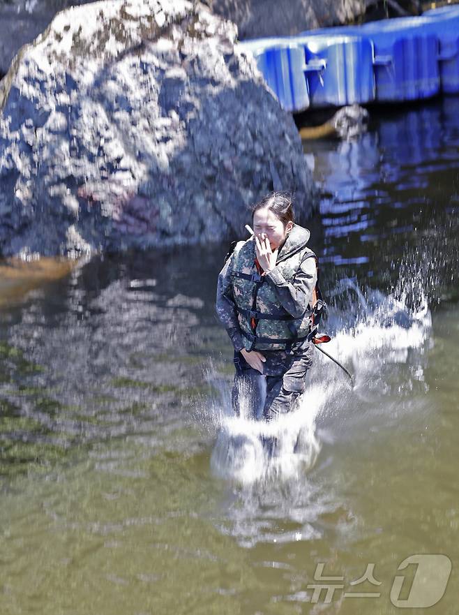 11일 국군간호사관학교 생도들이 전남 화순군 육군보병학교 동복유격훈련장에서 수직낙하훈련을 하고 있다. 2025.6.11/뉴스1 ⓒ News1 김태성 기자