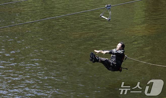 11일 국군간호사관학교 생도들이 전남 화순군 육군보병학교 동복유격훈련장에서 자세를 잡고 입수하고 있다. 2025.6.11/뉴스1 ⓒ News1 김태성 기자