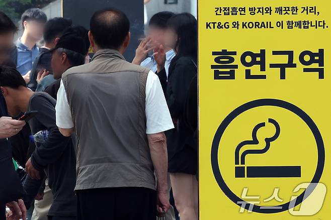 31일 서울역 흡연실에서 시민들이 담배를 피고 있다. 2025.5.29/뉴스1 ⓒ News1 이동해 기자