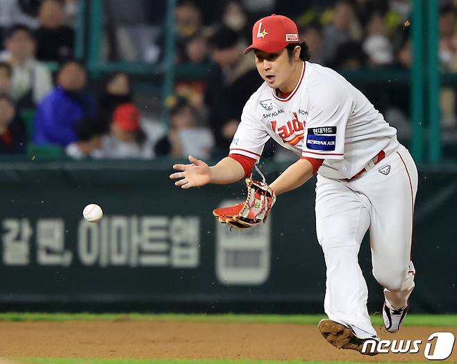 16일 오후 인천시 미추홀구 문학동 SSG랜더스필드에서 열린 프로야구 '2024 신한 SOL 뱅크 KBO리그' KIA 타이거즈와 SSG 랜더스의 경기, SSG 3루수 최정이 6회초 2사 KIA 이우성의 땅볼을 잡고 있다. 2024.4.16/뉴스1 ⓒ News1 김진환 기자