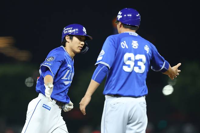 삼성 이재현이 10일 광주-기아 챔피언스 필드에서 열린 2025 KBO리그 KIA전에서 8회초 그랜드슬램을 때린 후 베이스를 돌고 있다. 사진 | 삼성 라이온즈