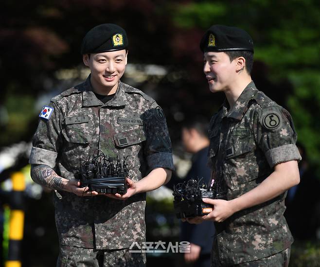 방탄소년단(BTS) 정국(왼쪽), 지민이 11일 경기 연천종합운동장에서 진행된 전역 행사에서 소감을 말하고 있다. 지민과 정국은 육군 제5보병사단에서 1년 6개월 동안 군복무를 했다. 2025. 6. 11. 연천 | 최승섭기자 thunder@sportsseoul.com