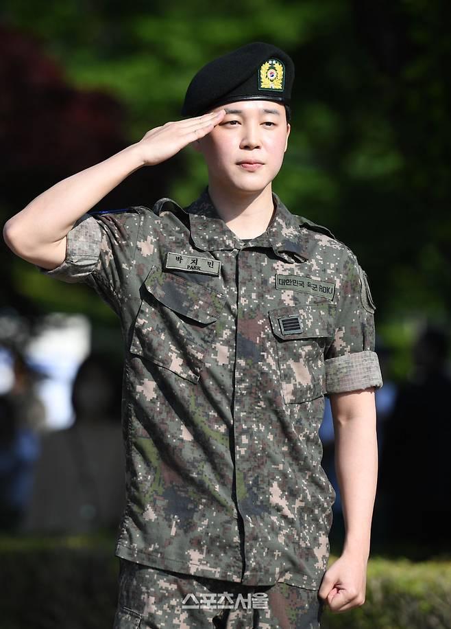 방탄소년단(BTS) 지민이 11일 경기 연천종합운동장에서 진행된 전역 행사에서 포즈를 취하고 있다. 지민과 정국은 육군 제5보병사단에서 1년 6개월 동안 군복무를 했다. 2025. 6. 11. 연천 | 최승섭기자 thunder@sportsseoul.com