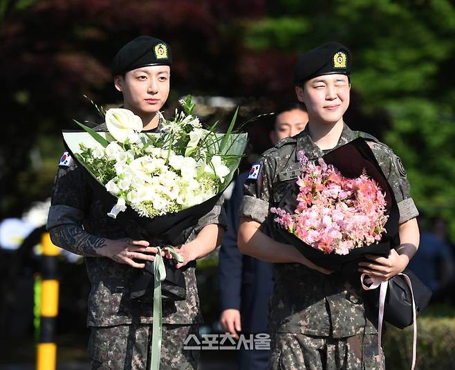 방탄소년단(BTS) 지민(오른쪽), 정국이 11일 경기 연천종합운동장에서 진행된 전역 행사에서 포즈를 취하고 있다. 지민과 정국은 육군 제5보병사단에서 1년 6개월 동안 군복무를 했다. 2025. 6. 11. 연천 | 최승섭기자 thunder@sportsseoul.com