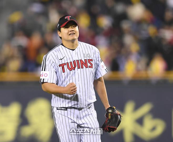 LG 투수 장현식이 15일 잠실야구장에서 열린 2025 KBO 리그 삼성과 경기 9회초 1사1,2루 상대 류지혁을 병살타로 처리한 후 환호하고 있다. 잠실 | 최승섭기자 thunder@sportsseoul.co