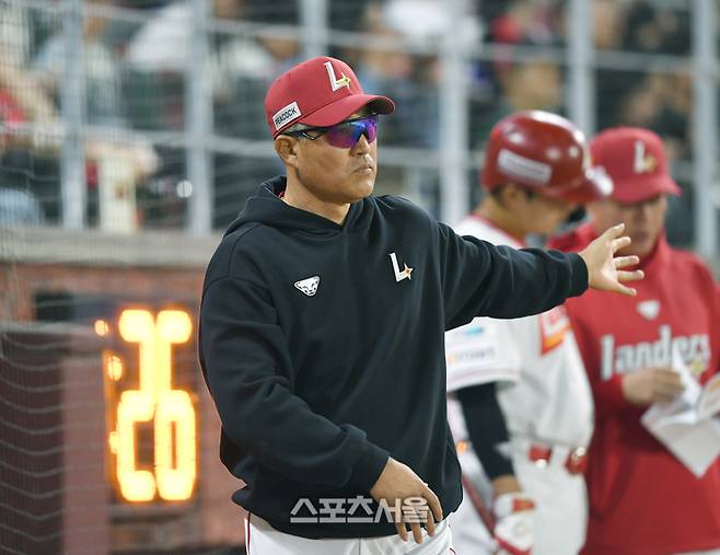 SSG 이숭용 감독이 4일 인천SSG랜더스필드에서 열린 2025 KBO리그 삼성과 경기 도중 적전지시를 하고 있다. 문학 | 최승섭기자 thunder@sportsseoul.com