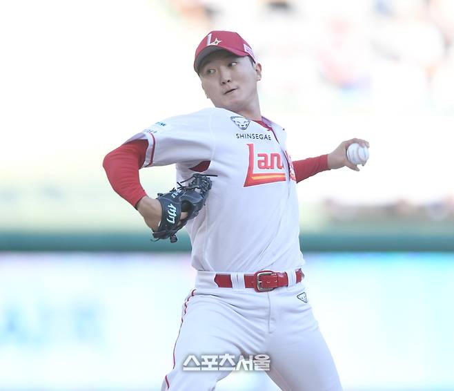 SSG 선발투수 김건우가 4일 인천SSG랜더스필드에서 열린 2025 KBO리그 삼성과 경기에서 역투하고 있다. 문학 | 최승섭기자 thunder@sportsseoul.com
