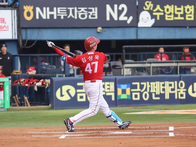 SSG 김성욱이 10일 서울 잠실구장에서 열린 2025 KBO리그 정규시즌 LG전서 안타를 치고 있다. 사진 | SSG 랜더스