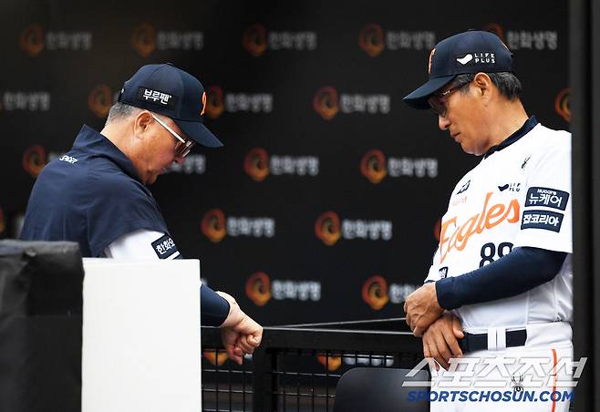 손등 사구 이후 부상당한 리드오프 플로리얼 걱정에 경기 직전까지 생각이 많던 김경문 감독과 양승관 수석.