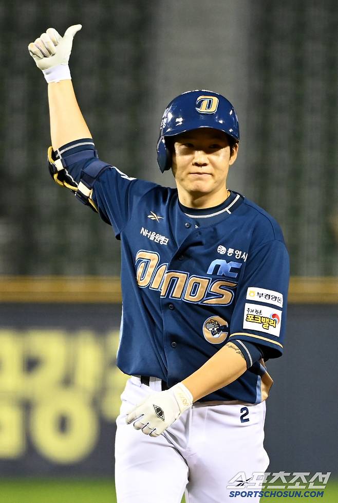 22일 잠실야구장에서 열린 NC와 LG의 경기, 9회초 1사 2루 NC 박민우가 1타점 적시타를 치고 환호하고 있다. 잠실=허상욱 기자wook@sportschosun.com/2025.04.22/
