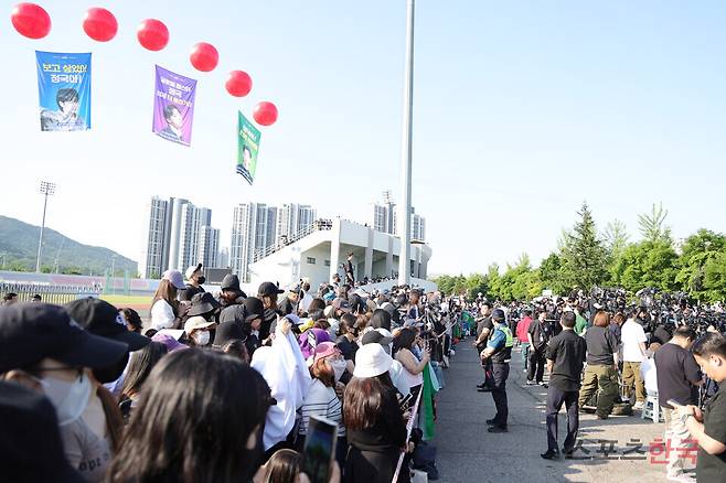 11일 오전 경기도 연천공설운동장에서 진행된 방탄소년단(BTS) 정국, 지민의 전역식에 운집한 BTS 팬클럽 아미. 25.6.11 ⓒ이혜영 기자 lhy@hankooki.com