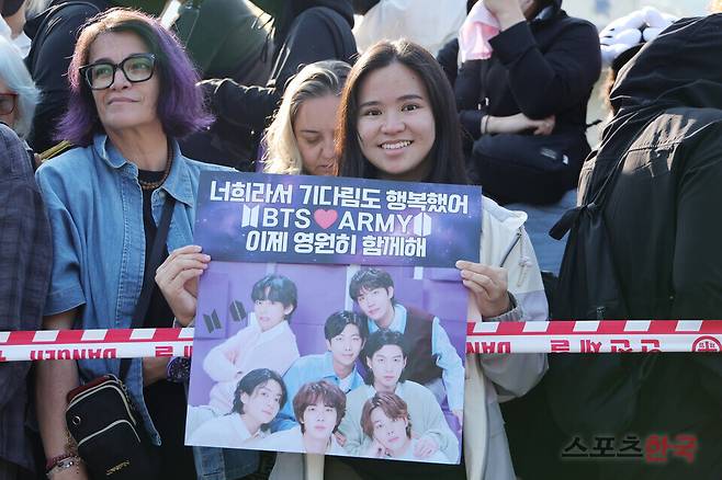 11일 오전 경기도 연천공설운동장에서 진행된 방탄소년단(BTS) 정국, 지민의 전역식에 운집한 BTS 팬클럽 아미. 25.6.11 ⓒ이혜영 기자 lhy@hankooki.com