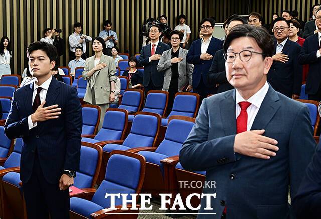 김용태 국민의힘 비상대책위원장(왼쪽)과 권성동 원내대표가 9일 오후 서울 여의도 국회에서 열린 의원총회에 참석해 국기에 대한 경례를 하고 있다. 이날 국민의힘 의원들은 김 위원장의 거취와 개혁안 찬반 등에 대해 5시간이 넘는 난상 토론을 이어갔지만, 어떠한 결론도 내리지 못했다. /배정한 기자