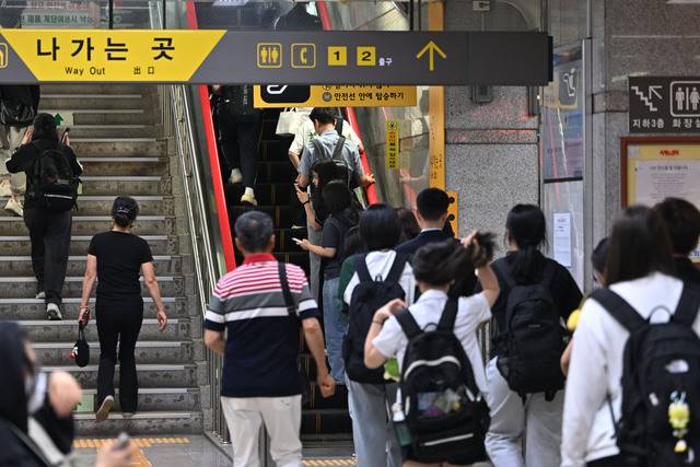 국민연금 수급 시기에 맞춘 65세 정년연장 추진 논의가 본격화한다. 사진은 지난 5일 광주 동구 광주 도시철도 1호선에서 출근하는 시민들 /사진=뉴시스